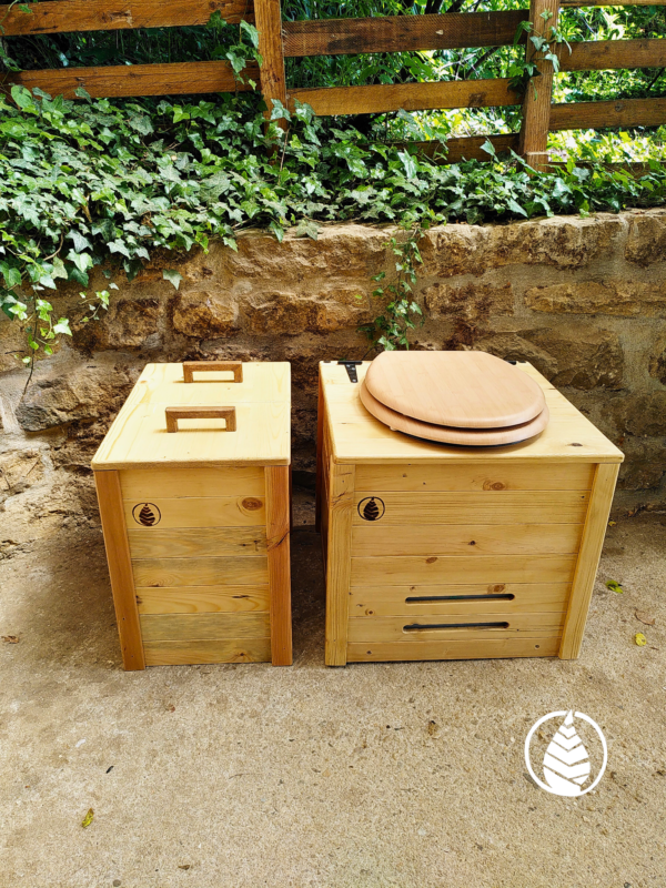 Toilettes sèches en bois de récupération avec bacs à copeaux